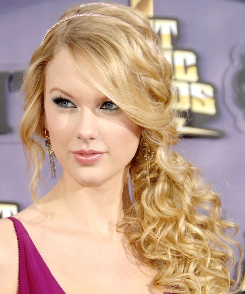Taylor Swift Curly Hairstyles